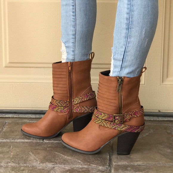 NIB Tan Boho Chic Beaded Belted Embellished Boots - Picture 4 of 8